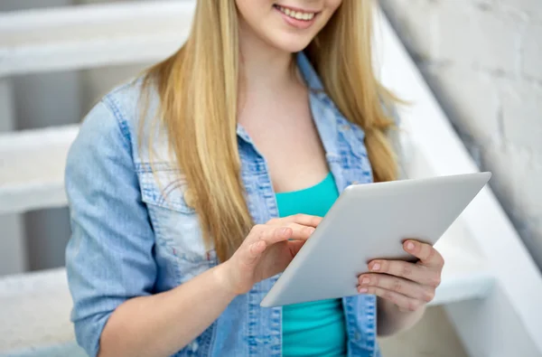 Primer plano de las manos femeninas con tableta pc en las escaleras — Foto de Stock