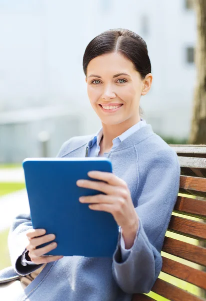 Smiling business woman with tablet pc in city — Stock Photo, Image