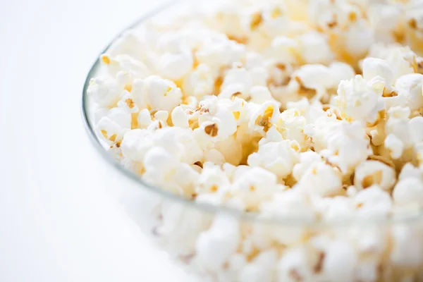 Close up of popcorn in glass bowl — Stock Photo, Image