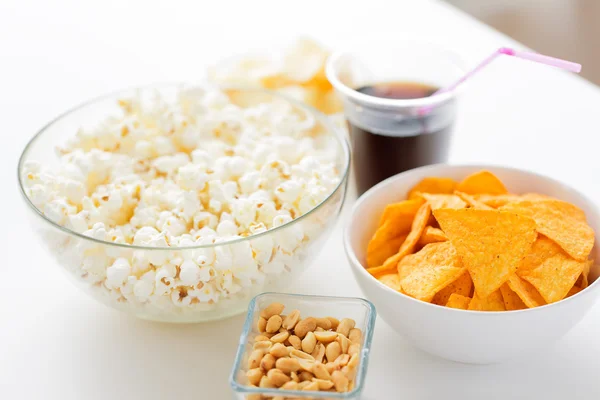 Close up of popcorn and corn crisps or nachos — Stockfoto