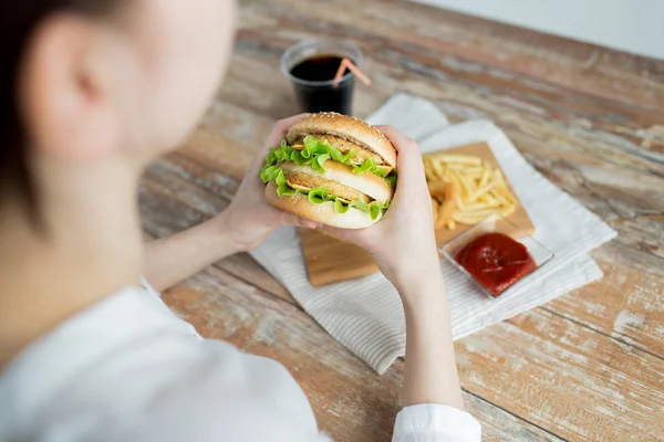 Primer plano de las manos de la mujer sosteniendo hamburguesa —  Fotos de Stock