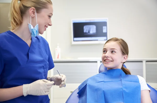 Dentista femenino chequeando dientes de niña paciente — Foto de Stock