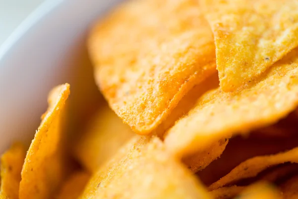 Close up of corn crisps or nachos in bowl — Stock fotografie