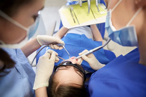 Dentistes féminines traitant les dents de fille patient — Photo