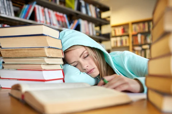 Estudiante o mujer con libros durmiendo en la biblioteca — Foto de Stock