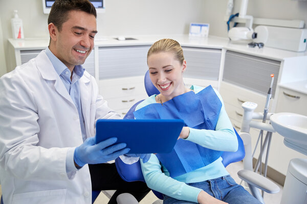 Mężczyzna dentysta z tablet pc i kobieta pacjenta — Zdjęcie stockowe