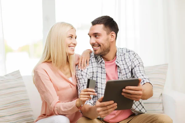 Šťastný pár s tablet pc a kreditní karty — Stock fotografie