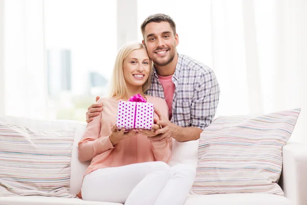 Glücklicher Mann schenkt Frau Geschenkbox zu Hause — Stockfoto