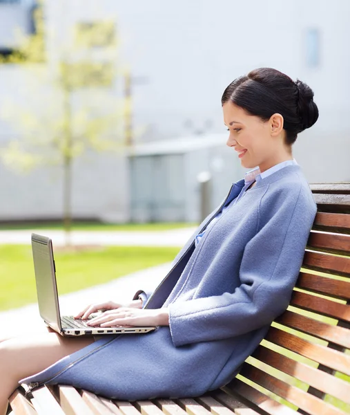 Ler affärskvinna med laptop i city Royaltyfria Stockfoton
