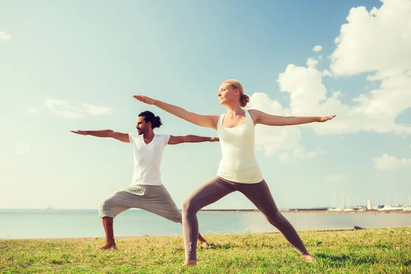 Ler par övningar gör yoga utomhus — Stockfoto