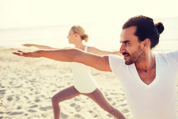 Närbild av par att göra yogaövningar utomhus — Stockfoto