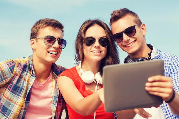 Grupo de amigos sorridentes com tablet pc ao ar livre — Fotografia de Stock