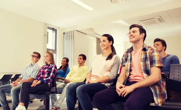 Grupa studentów uśmiechający się w sali wykładowej — Zdjęcie stockowe