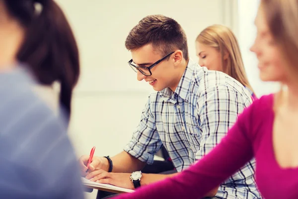 Grupa studentów uśmiechający się z notatnik — Zdjęcie stockowe