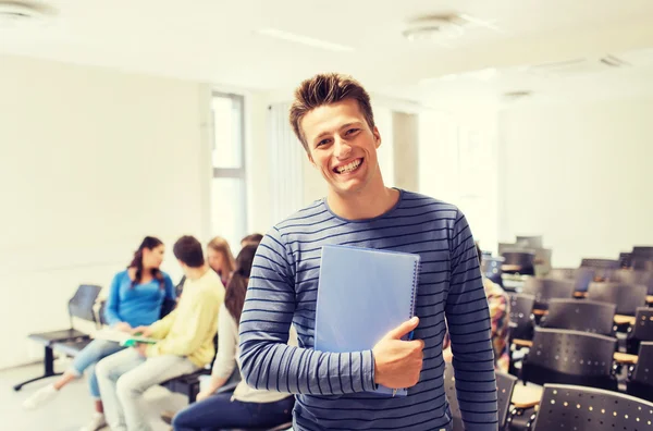 Groep lachende studenten in collegezaal — Stockfoto