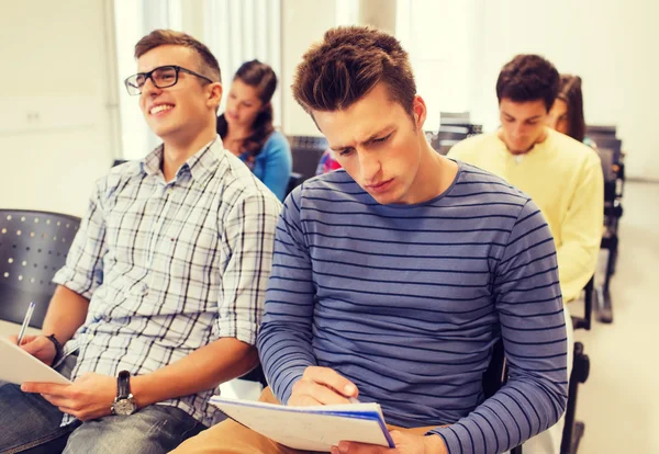 Groep lachende studenten in collegezaal — Stockfoto