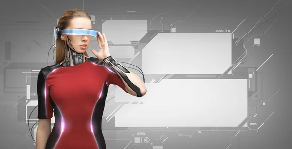 Vrouw met futuristische bril en sensoren — Stockfoto