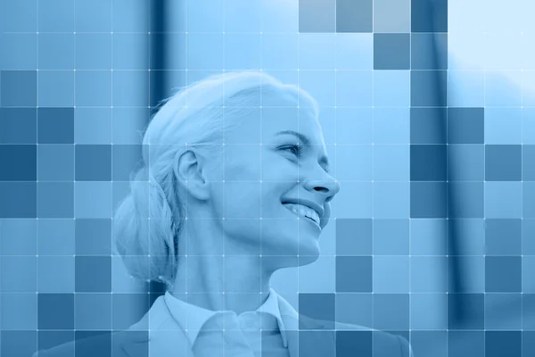 Smiling businesswoman behind monochrome blue grid — Stock fotografie