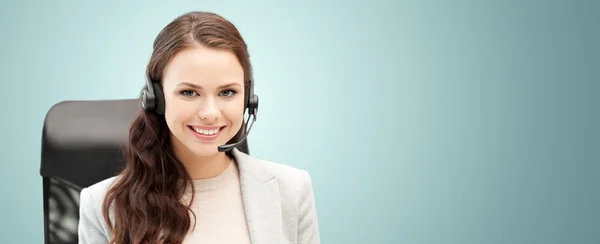 Operadora de linha de ajuda feminina sorridente com fone de ouvido — Fotografia de Stock