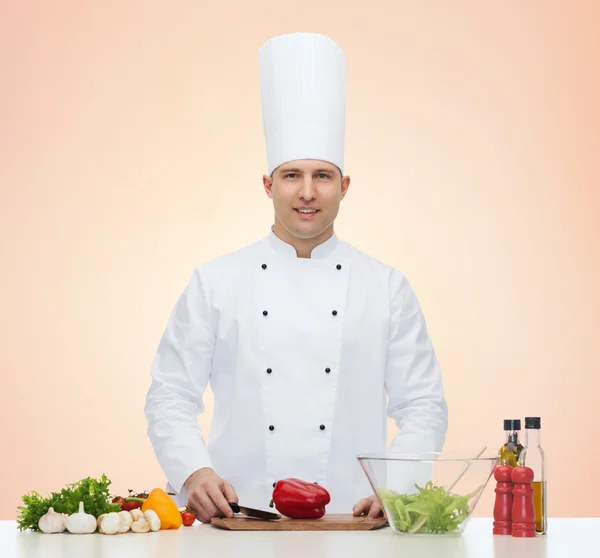 Gelukkig mannelijke chef-kok koken voedsel koken — Stockfoto