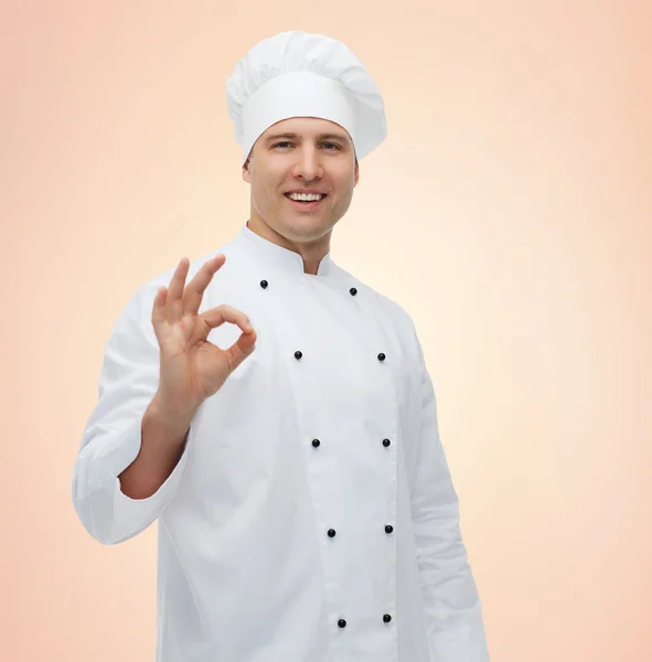 Šťastný muž šéfkuchaře vařit, ok známek — Stock fotografie