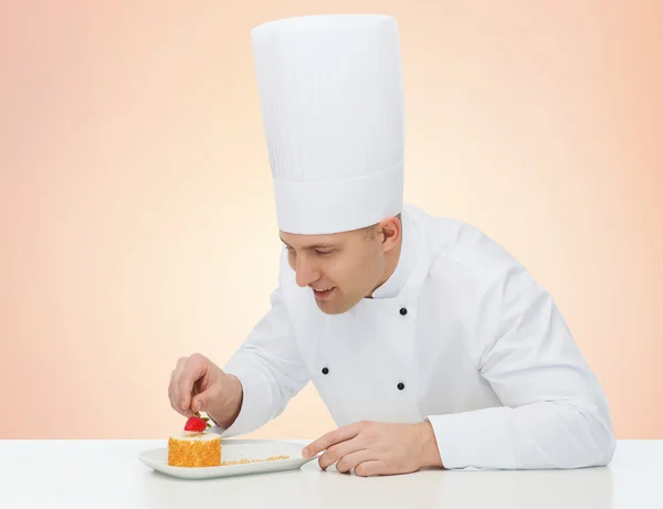 Zadowolony mężczyzna kucharz dekorowanie deser — Zdjęcie stockowe