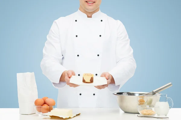 Close-up de cozinheira chef masculino feliz assar sobremesa — Fotografia de Stock