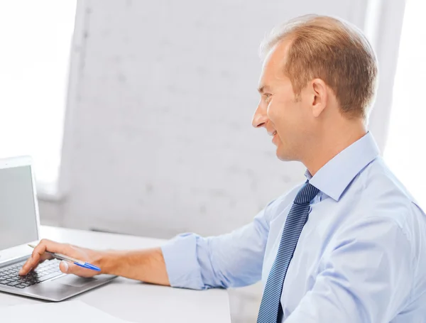 Lachende zakenman werken in office — Stockfoto