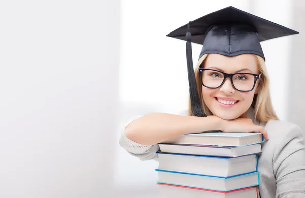 Estudiante en gorra de graduación — Foto de Stock