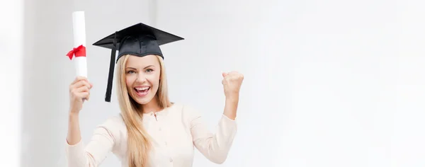 Estudante em boné de graduação com certificado — Fotografia de Stock