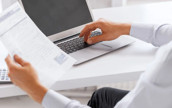 Miling businessman working in office — Stock Photo, Image