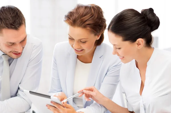 Geschäftsteam arbeitet im Büro mit Tablet-PCs — Stockfoto