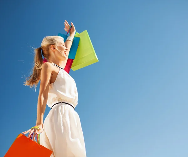 Femme avec sacs à provisions — Photo