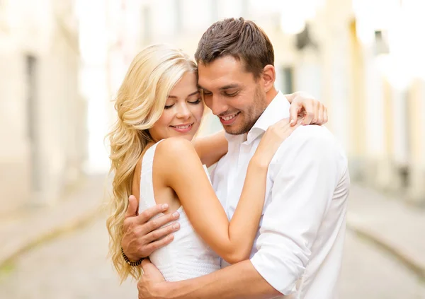 Romantische gelukkige paar knuffelen in de straat — Stockfoto