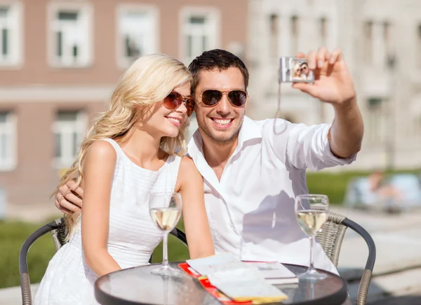 Pareja tomando fotos en la cafetería —  Fotos de Stock