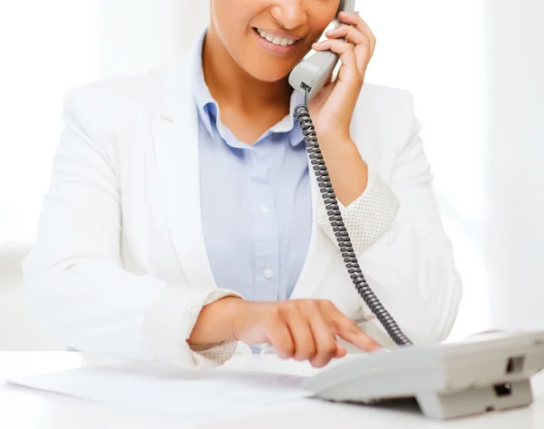 Afrikaanse zakenvrouw met telefoon in office — Stockfoto