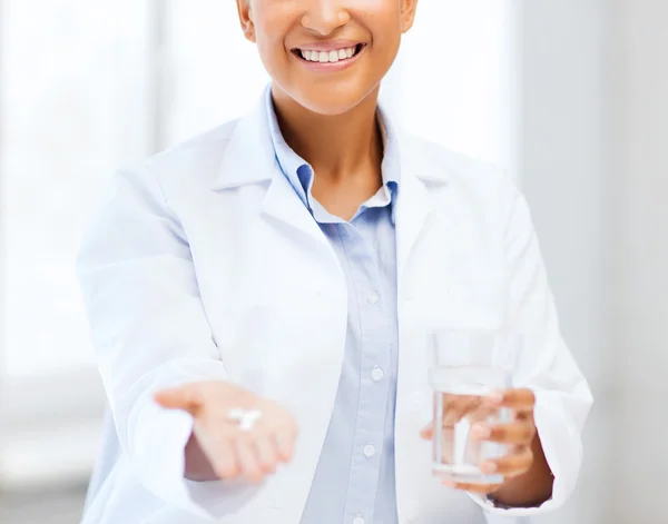 Doctor with offering pills — Stock Photo, Image