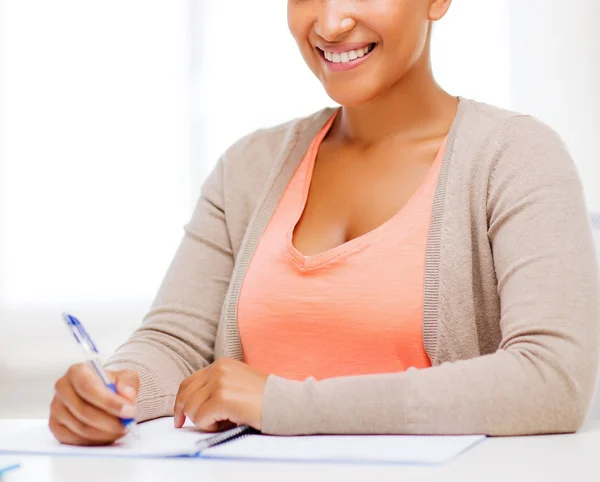 Estudiante internacional estudiando en la universidad — Foto de Stock