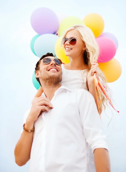 Paar mit bunten Luftballons — Stockfoto