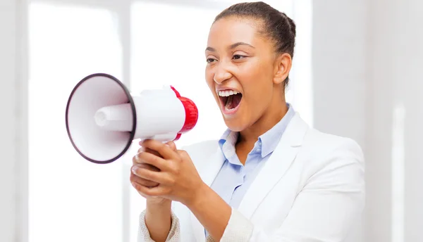 Estricta mujer de negocios gritando en megáfono — Foto de Stock