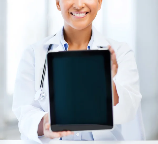 Doctora africana con tableta pc — Foto de Stock