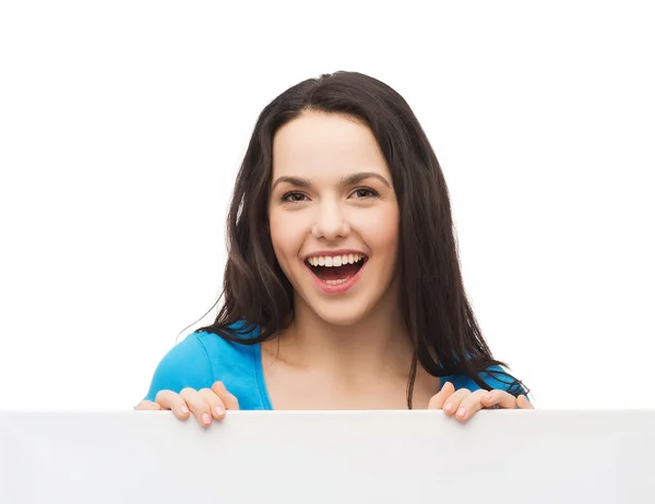 Усміхнена молода дівчина з порожньою білою дошкою — стокове фото