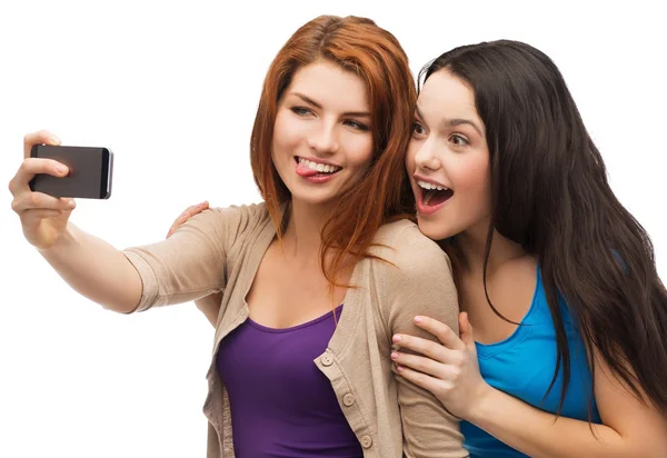 Due adolescenti sorridenti con smartphone — Foto Stock