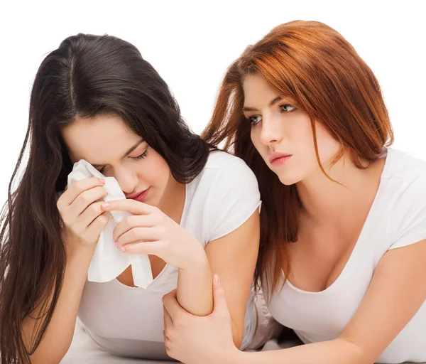 Una adolescente consolando a otra después de romper — Foto de Stock