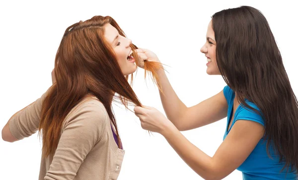 Dos adolescentes peleando y haciéndose físicos — Foto de Stock