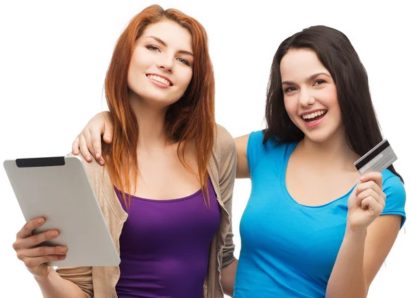 Dvě usmívající dívky s tablet pc a kreditní karty — Stock fotografie