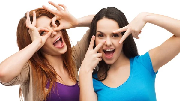 Two young teenagers making faces — Stock Photo, Image