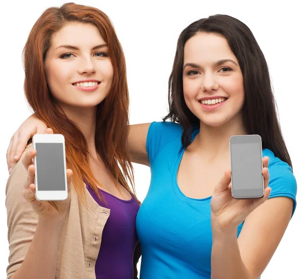Estudantes mostrando telas de smartphones em branco — Fotografia de Stock