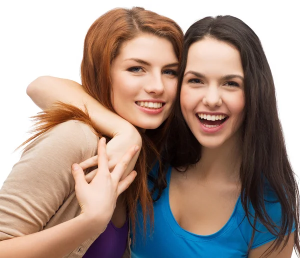 Due ragazze che ridono abbracciate — Foto Stock