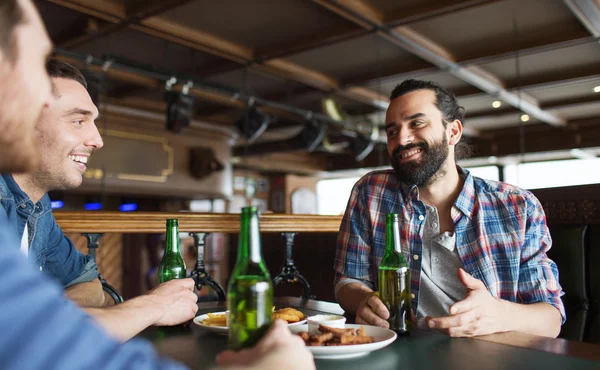 快乐的男性朋友喝啤酒在酒吧或酒馆 — 图库照片